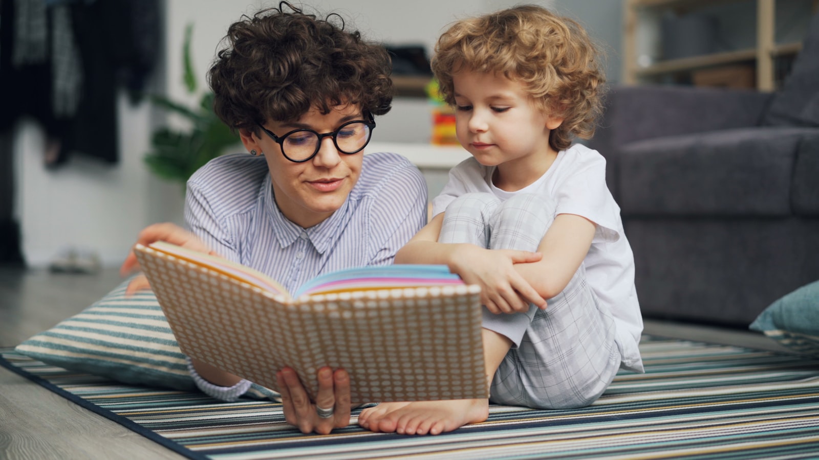 Barnets språkutveckling 0–6 år — komplett guide 2026
