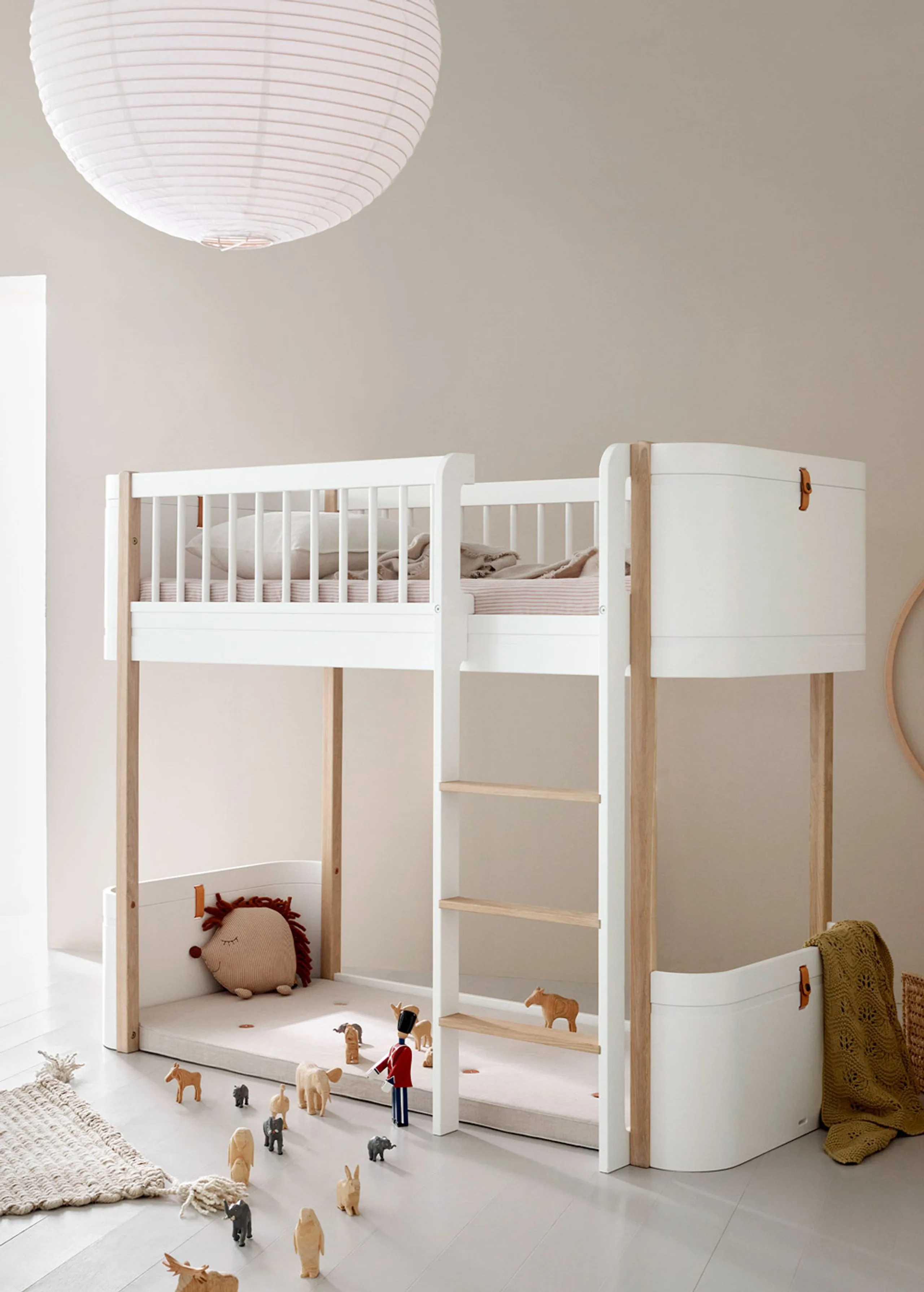 Oliver Furniture Wood Mini+ loftsäng babyprodukt